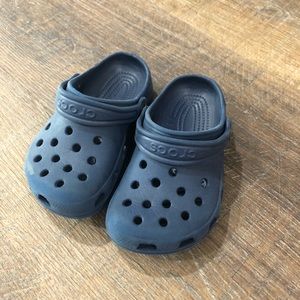 Kids crocs navy size 6/7 used in good shape